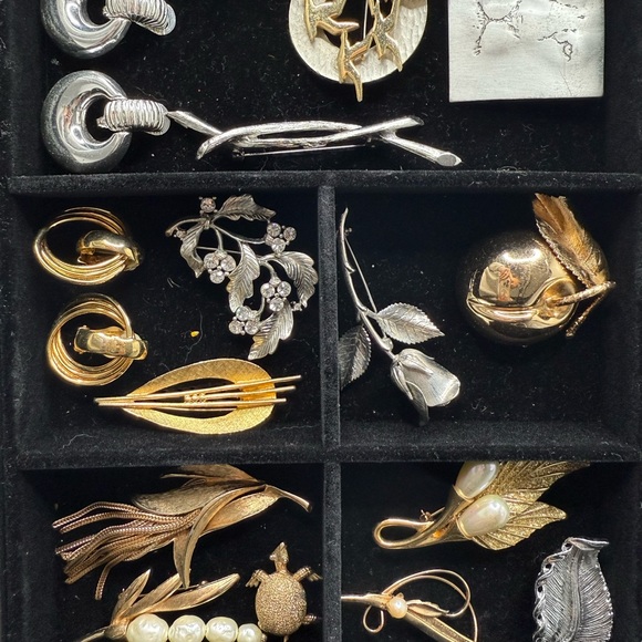 Jewelry - Vintage brooches lot